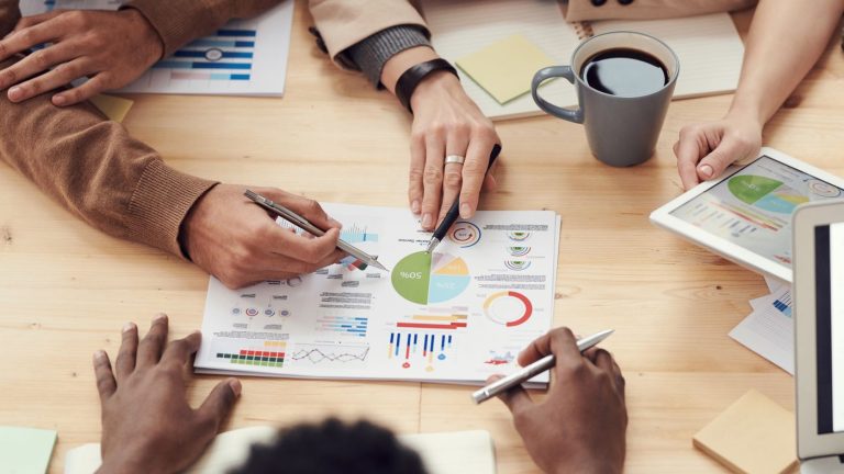 Team på SME-kontor som planerar hållbarhetsrapportering enligt VSME